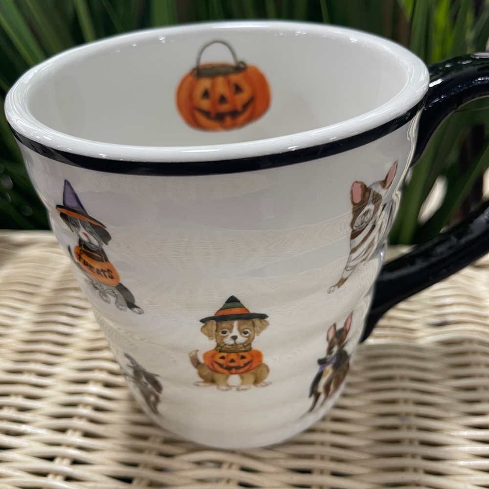 Halloween Dogs in Costumes Trick or Treating  🐶🎃 Ceramic Coffee Mug NWT